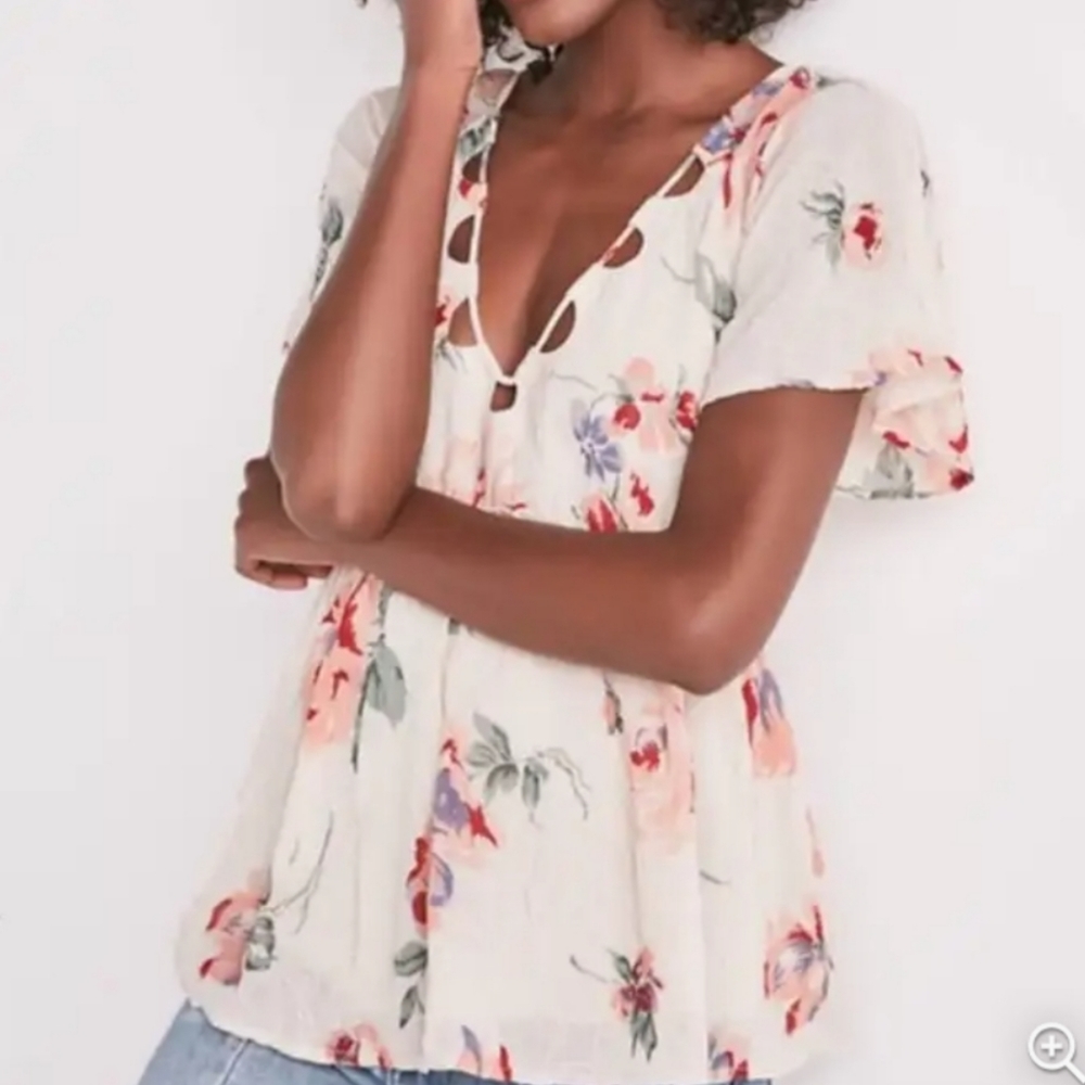 Lucky Brand Floral Flutter Sleeves Cut Out V- Neck Floral Blouse